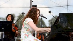 Bonnaroo 2010: Regina Spektor In Concert